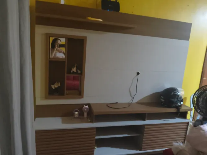 Vende uma estante semi nova comorada na bemol valor 800