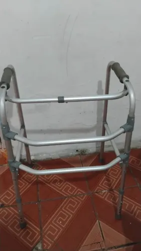 Vende-se Andador articulado de alumínio- Regulável e dobrável 