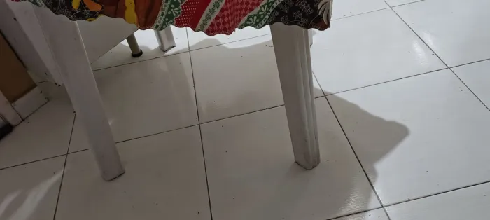 4 Cadeiras de Plástico + Pés de Mesa de Brinde - Bom Estado