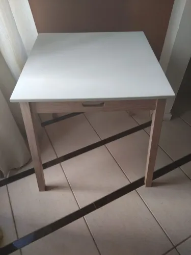 Mesa de madeira tok stok quadrada de 70 cm semi nova