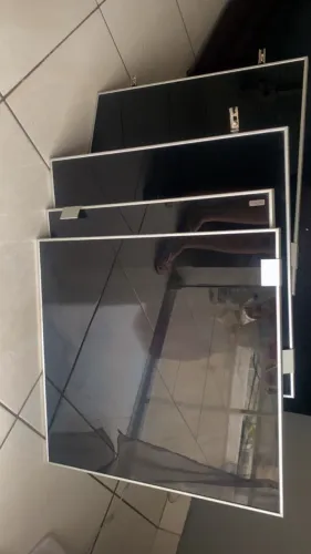 Portas de vidro preta de armário