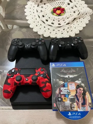 PS4 com 3 controles