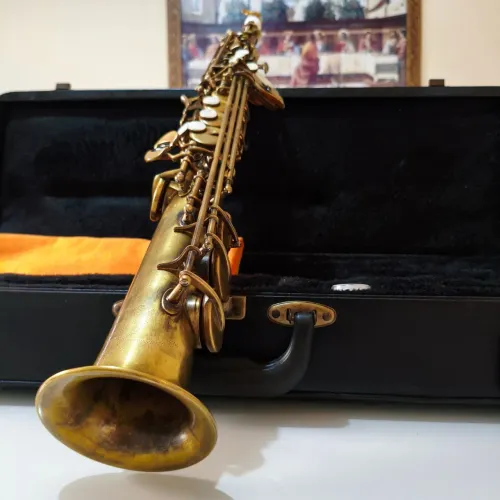 Sax soprano desplacado envelhecido top tocando perfeitamente