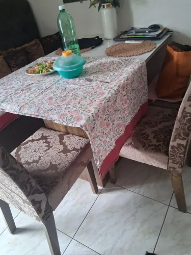 Mesa de vidro com 4 cadeiras