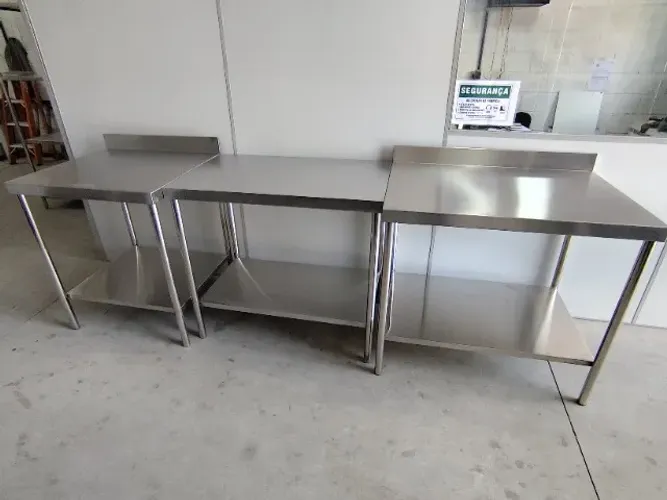 Bancada inox c/ rodobanca 1,80×0,70×0,90 prateleira chapa 22 