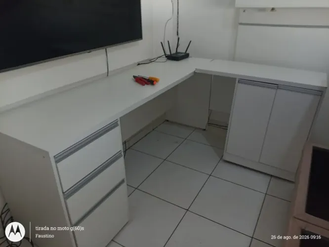 Mesa em L com 3 gavetas, cor branca para escritório