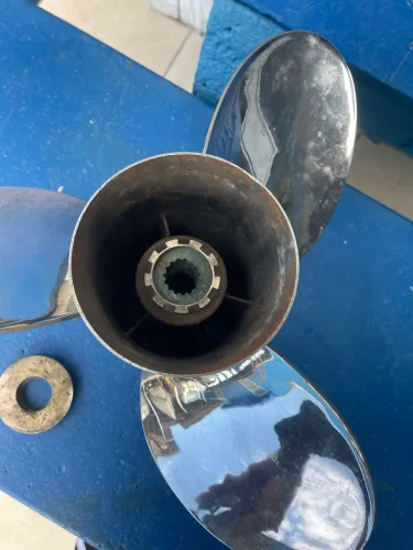 hélice 15 1/4" 47-13700 e passo 19 rotação direita 