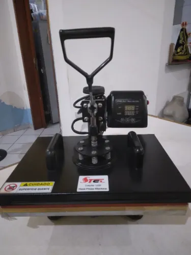 PRENSA TÉRMICA PLANA 8 em 1 (32 x 45cm) COM VÁRIOS ACESSÓRIOS. SEMI NOVA