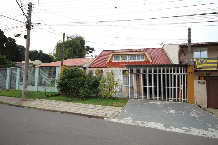 Casa à Venda no Bairro Capão Raso, Curitiba - PR.