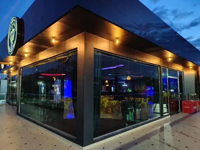Alugo excelente ponto comercial de 300m² no Parque 10, próximo a Av. das Torres