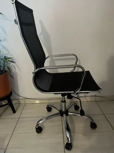 Cadeira de Escritório Presidente em Tela Mesh - Excelente Estado