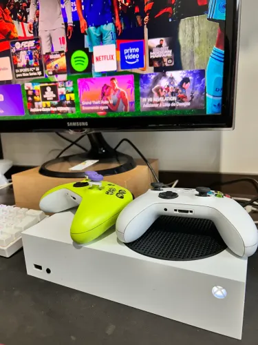 Xbox Series S 512GB Branco com dois controles originais