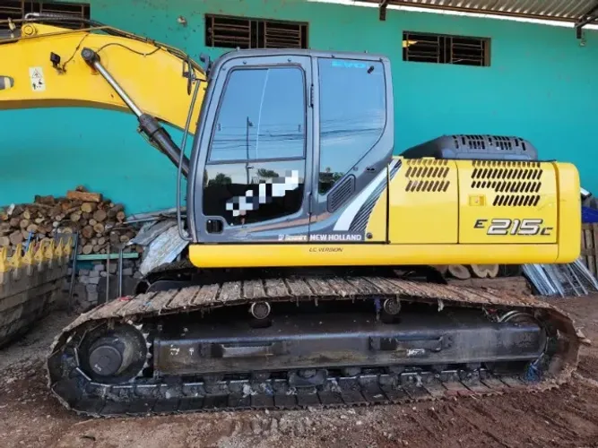 Escavadeira Hidráulica New Holland 215 Ano 2015 3.000 Horas Único Dono