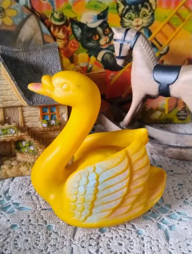 Antigo cisne de brinquedo em vinil