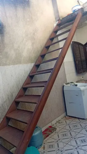 Vendo escada de ferro com 12 degraus toda soldada valor 2000