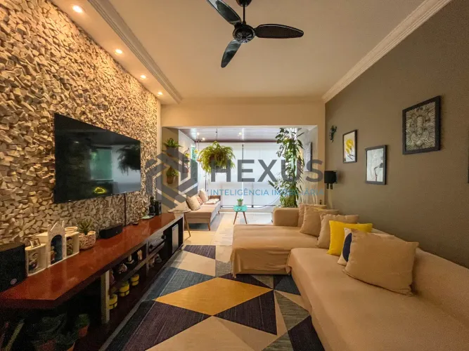 Apartamento reformado com varanda e lazer a 70m da Praia das Pitangueiras, Guaruja