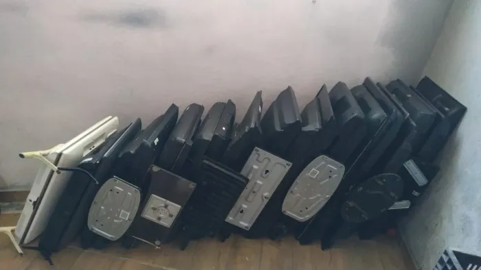 Lote de 38 TVs com tela quebrada (80,00 cada)