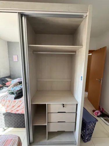 Guarda roupa com espelho