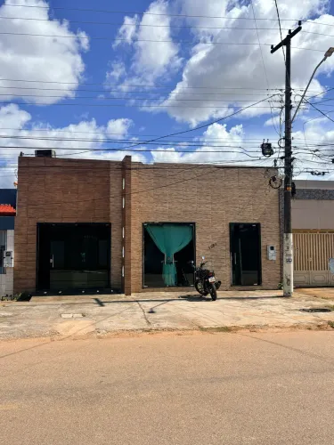 CASA COM PONTO COMERCIAL A VENDA