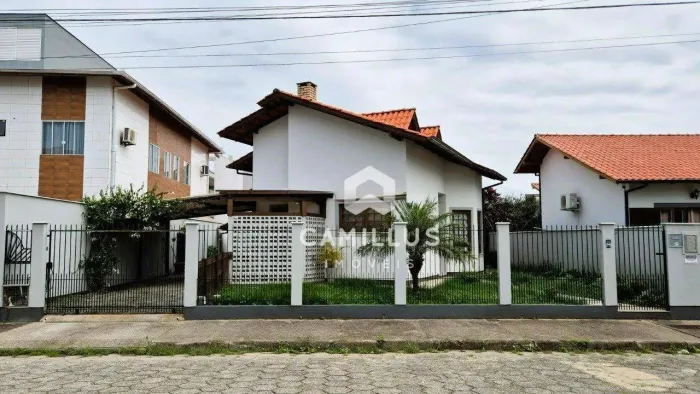 Casa Financiável com 3 dormitórios à venda, 130 m² por R$ 1.385.000 - Carianos - Florianóp