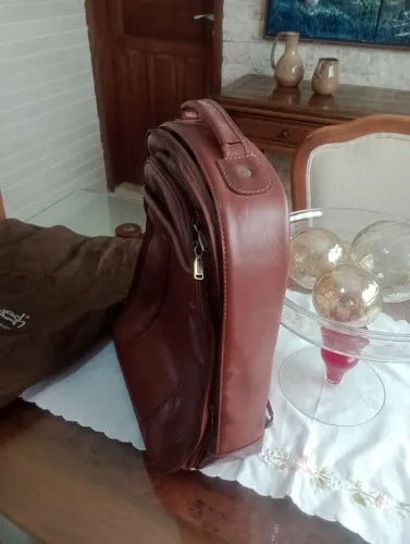 Mochila em couro legítimo bennesh nunca usada. 0km