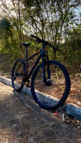 Bicicleta MTB Aro 29 Preta e Laranja com Freio a Disco
