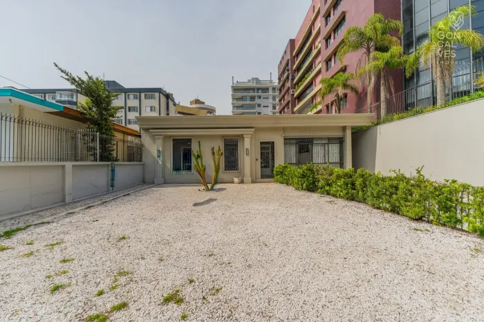 Casa Comercial no Seminário com recepção, 04 Salas e 02 Banheiros, Curitiba.