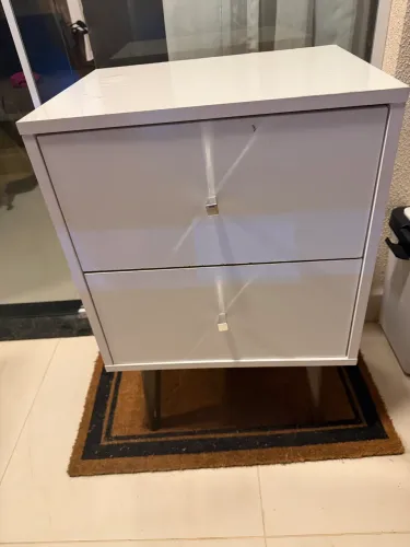 Vendo criado mudo com 2 gavetas na cor branco em bom estado