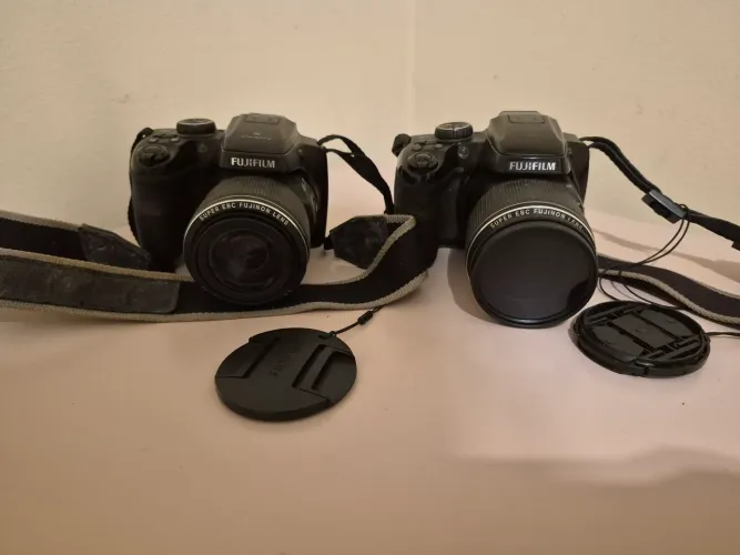 2 câmeras fujifilm s8500 uma funcionando outra pra tirar peça