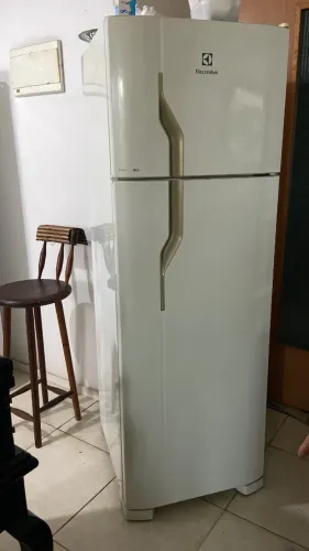 Geladeira Electrolux DC35A branca 260L