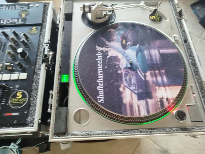 Par de toca discos MK 2 mais mixer Numark 