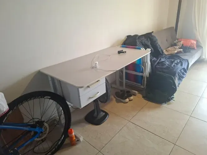Mesa de escritório com gavetas