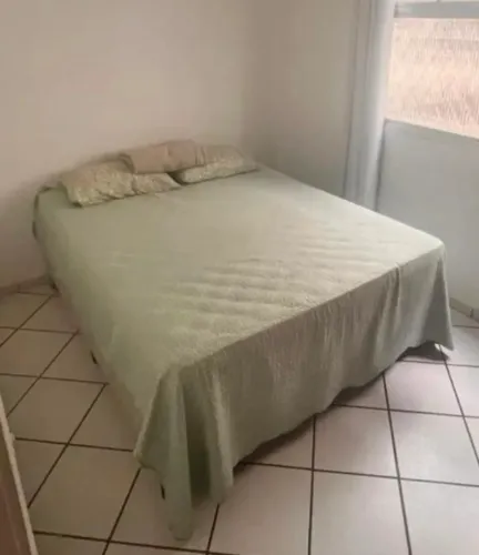 Cama de casal com baú para doação