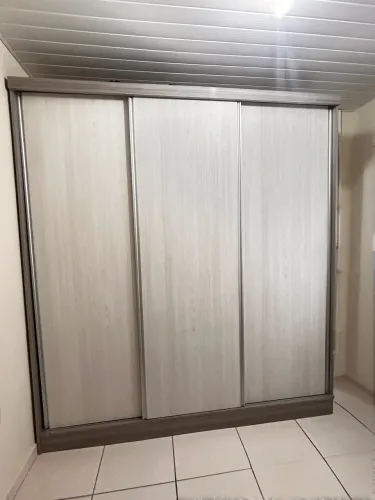 Vendo guarda-roupa em bom estado; motivo da venda: mudança.