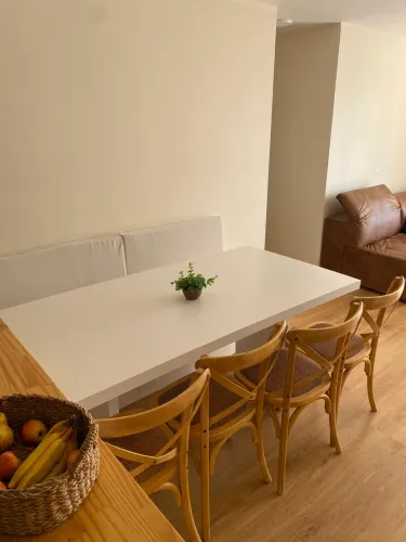 Mesa com banco alemão