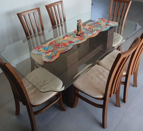 Mesa de Vidro com pés de Madeira + 6 cadeiras