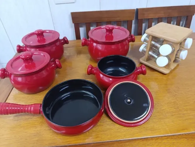 Jogo com 4 panelas de cerâmica + porta temperos 