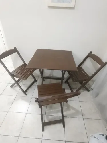 Conjunto Dobrável em Madeira (Mesa + 3 Cadeiras)