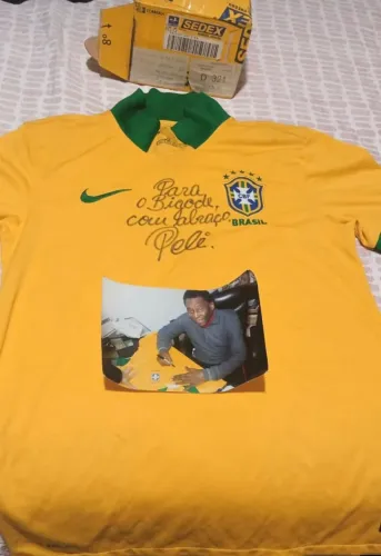 Camisa da Seleção autografada pelo Pelé