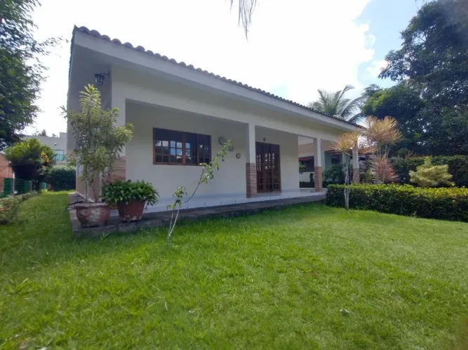 Casa em Condomínio Fechado em Aldeia - Venda e Locação