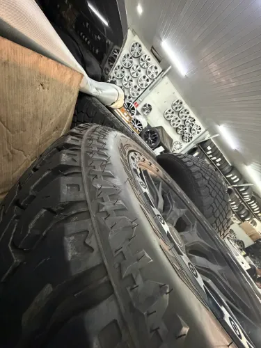 Rodas MKR M31 Texas aro 20 Pneus Atturo Trail Blade XT 275/55/R20