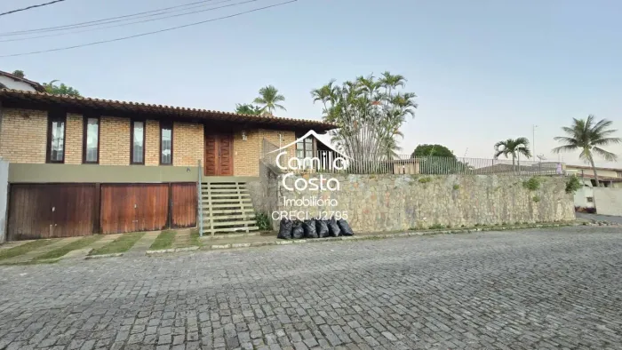 Mansão Clássica em Madeira de Lei: O Seu Refúgio de Alto Padrão com Vista Panorâmica no Ce