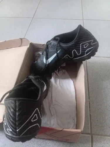 Chuteira pra campo e quadra