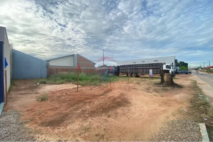 Terreno comercial de esquina no Jardim das Seringueiras