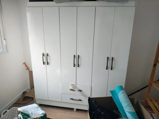 Guarda-roupa branco com 6 portas e 2 gavetas inferiores