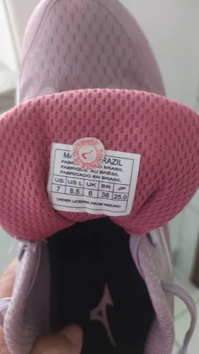 Tênis praticamente novo Mizuno original, ganhei mas está machucando meu pé número 37