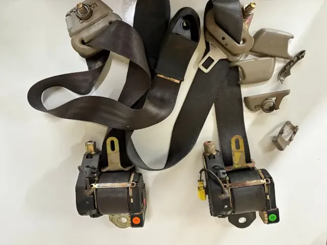 Conjunto cintos de segurança dianteiro Corolla Xei 98/02