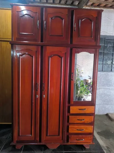 Guarda roupa de madeira