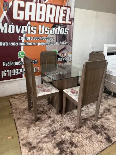 Mesa de vidro 4 cadeiras ótimas ( entrego )