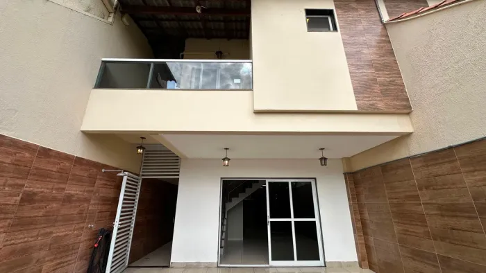 Casa duplex individual disponível para locação anual e venda na Praia Do Morro